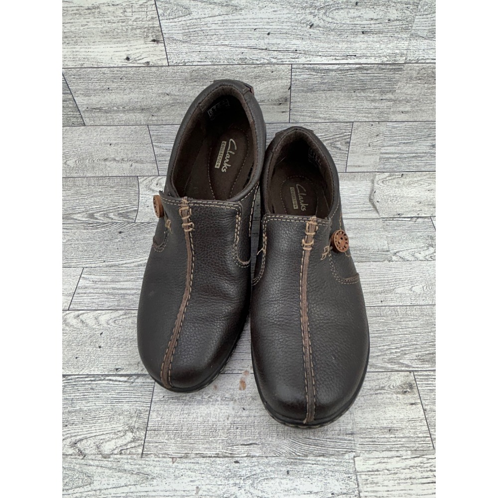 Clarks Collection Women Sz 7M Dark Brown Leather Slip On Loafers Button 26102081